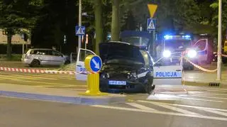 Na miejscu wypadku pojawiły się straż pożarna, policja i pogotowie