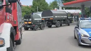 Akcja służb na stacji benzynowej. W aucie pijanego kierowcy broń i granat