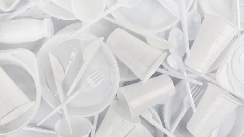 sztucce taleze kubki kubek opakowanie opakowania plastikowe shutterstock_1496093477