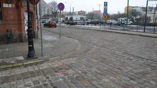 Kostka brukowa znajduje się na przejściu dla pieszych