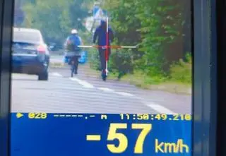 Jechał hulajnogą prawie 60 km/h. Dwa mandaty