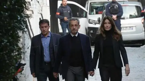 Nicolas Sarkozy i Carla Bruni po wyjściu z domu i przed odjazdem do więzienia