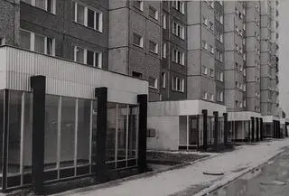 Wiatrołapy przed wejściami do bloku