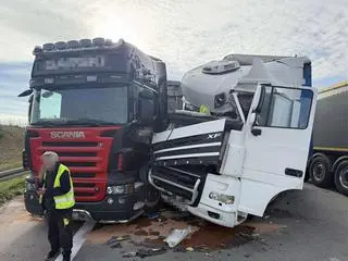 Zderzenie ciężarówek na A1