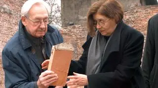 Andrzej Wajda i Krystyna Zachwatowicz wmurowują kamień węgielny pod budynek Szkoły Języka Japońskiego, który stanie obok krakowskiego Centrum Sztuki i Techniki Japońskiej "Manggha"