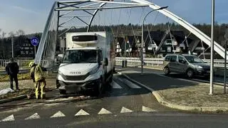 Pijany kierowca spowodował kilka kolizji. Miejsce kolizji z samochodem dostawczym