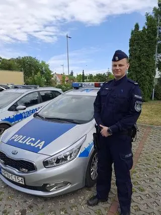 Zwierzęciu pomógł sierżant Kacper Mokwa 