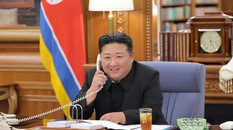 Kim Dzong Un podczas rozmowy z Władimirem Putinem