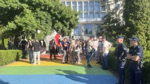 Tęczowy chodnik pod Urzędem Marszałkowskim w Zielonej Górze