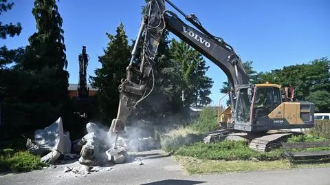 W Płotach zburzono pomnik polsko-radzieckiego braterstwa broni