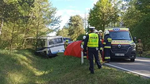 Autobus szkolny znalazł się w rowie 