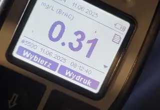 Pijany, niesprawnym autem wiózł dzieci do szkoły 