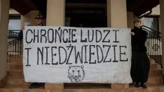 Protest IDK w UM w Cisnej przeciwko odstrzałowi niedźwiedzi