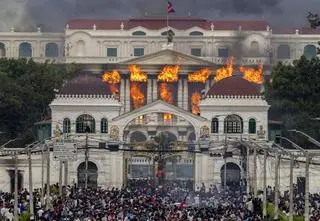 Antyrządowe zamieszki w Nepalu. Demonstranci podpalili parlament