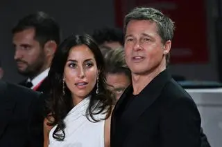 Brad Pitt (z prawej) i jego partnerka Ines de Ramon
