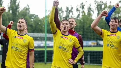 Dwukrotni mistrzowie wracają na zaplecze ekstraklasy. Wielka radość pod Warszawą