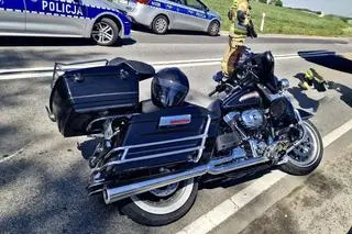 Motocyklista wjechał w bok auta