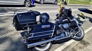 Zjechał motocyklem na przeciwległy pas i zderzył się z autem
