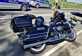Zjechał motocyklem na przeciwległy pas i zderzył się z autem