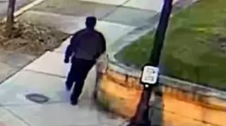 Sprawca ataku opuszcza wydział inżynierii i fizyki Uniwersytetu Browna. Ujęcie z nagrania