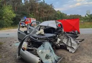 Ciężarówka wjechała w las, samochód osobowy zmiażdżony. Nie żyje jedna osoba