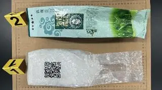 Torebki wyglądające jak herbata wypływają na plaży. W środku narkotyki