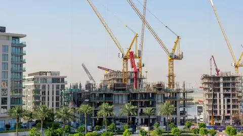 dubaj budowa -  Katerina Elagina shutterstock_2476113147
