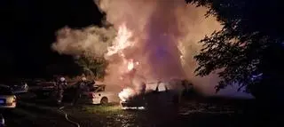 Akcja gaszenia saamochodów obok stodoły