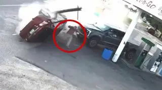 Mężczyzna unika zderzenia z rozpędzonym samochodem