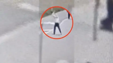 Wędkarz uderza rybą o beton