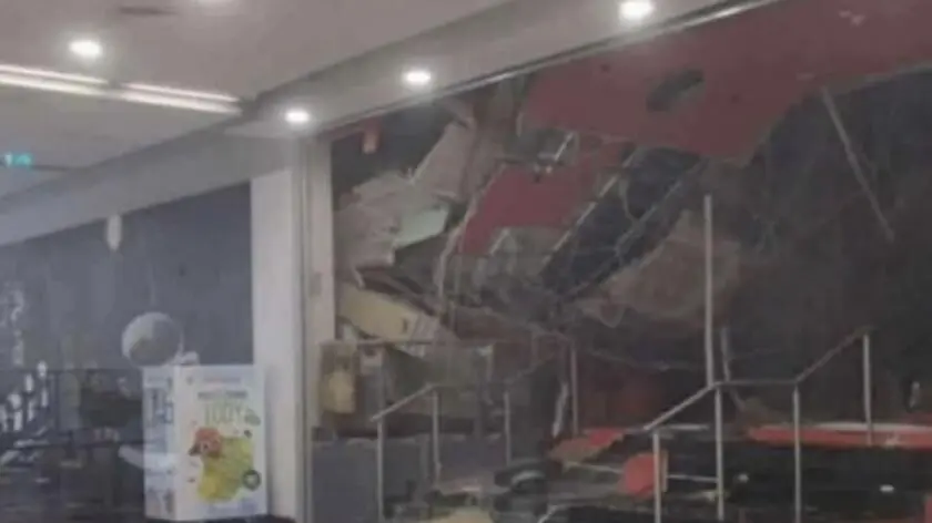 Zawalił się fragment sufitu w kinie. Część sklepów nadal zamknięta