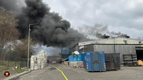 Wysoki gęsty dym nad halą