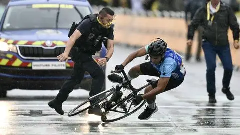 Bezpardonowa interwencja przed metą Tour de France