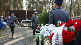 Złożenie wieńców podczas uroczystości na Polskim Cmentarzu Wojennym w Miednoje. Zdjęcie z 4 września 2008 roku