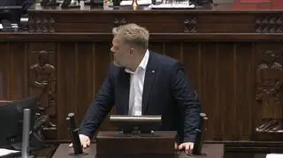 Adrian Zandberg zadaje pytanie Donaldowi Tuskowi
