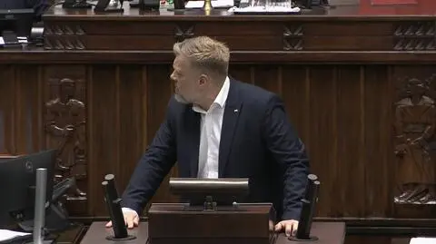 Adrian Zandberg zadaje pytanie Donaldowi Tuskowi