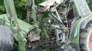 Młody kierowca ciągnika zahaczył o most