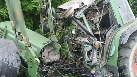 Młody kierowca ciągnika zahaczył o most
