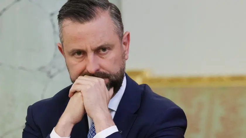 Szef MON wraca do kraju