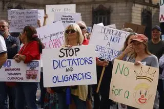 
Protest w Barcelonie przeciw polityce Donalda Trumpa, zorganizowany przez organizację Democrats Abroad 