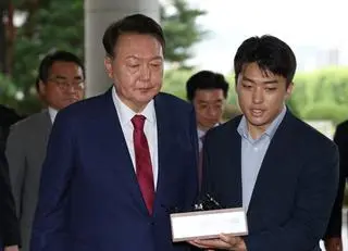 Były prezydent Korei Południowej Jun Suk Yeol (po lewej)