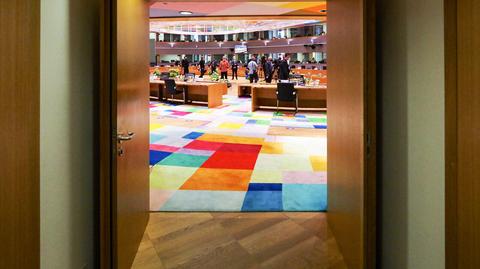 Powiązanie budżetu unijnego z praworządnością - skąd różnice w interpretacji porozumienia