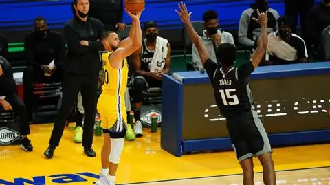 Curry trafia i trafia. Rekord już ma, a zostały jeszcze dwa mecze