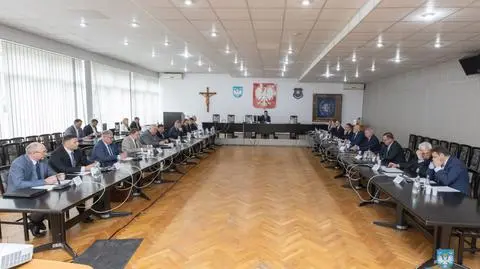Policja na sesji rady powiatu. Czy jeden radny może rozmawiać z drugim?