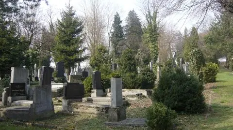 "Podjechał skuterem, zawiesił na bramie cmentarza woreczek z nieznaną substancją i obraźliwym listem"