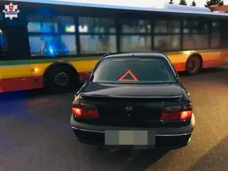 W autobus uderzył holowany opel 