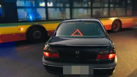 Jeden holował drugiego, obaj byli pijani. Skończyło się na uderzeniu w autobus