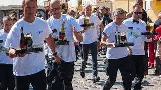 W zawodach wzięło udział 24 kelnerów