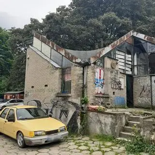 Szczególne wrażenie robi kształt dachu 