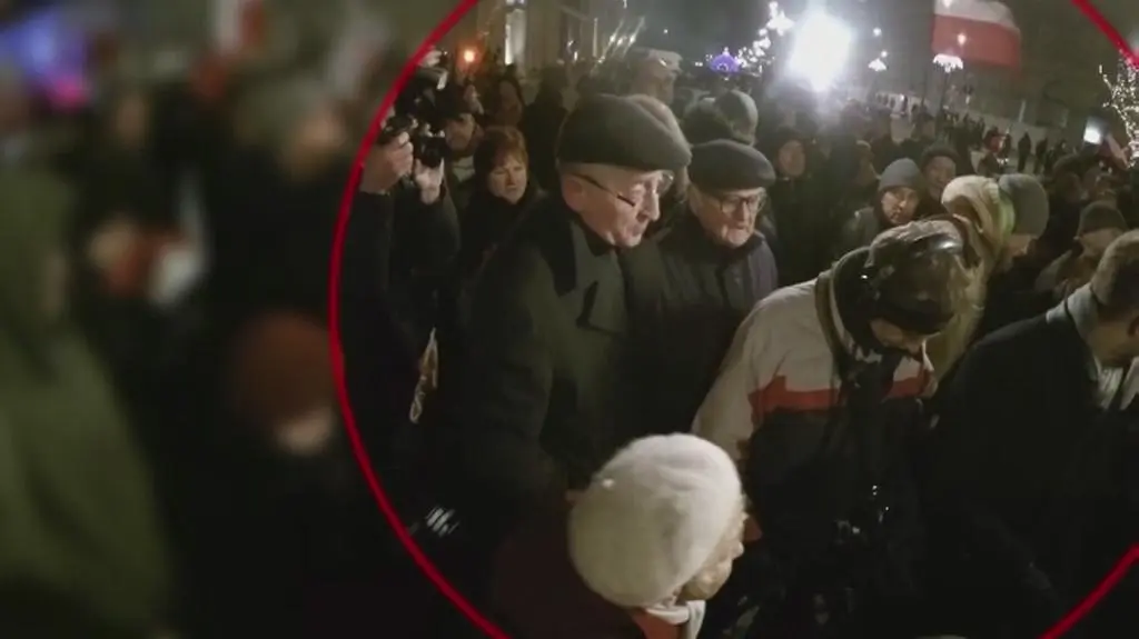 Reporter i operator TVP Info obrażani przed Pałacem Prezydenckim